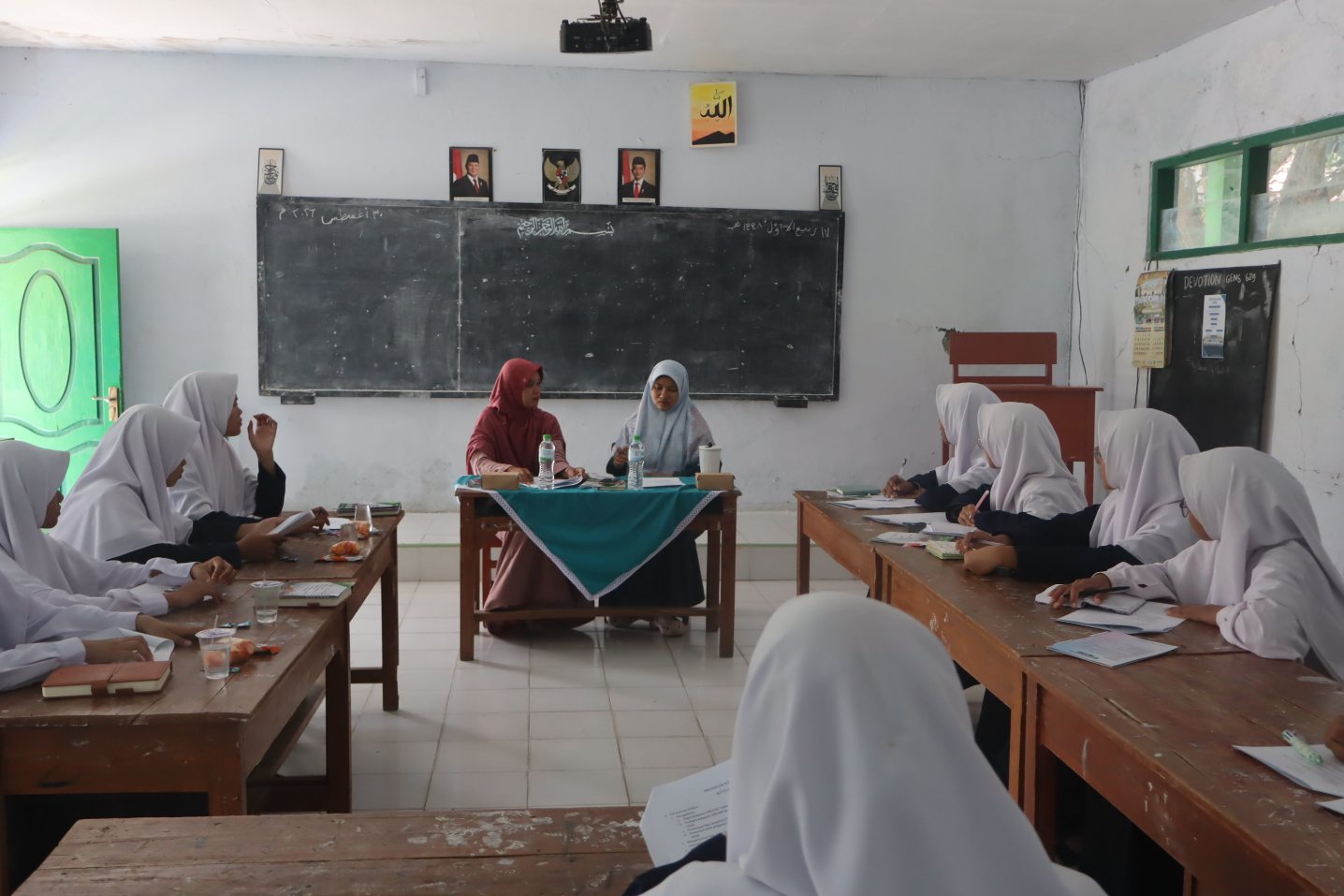 Organisasi Santri Darul Mujahadah Putri Gelar Sidang Komisi Bahas Program Kerja Periode Kedepan