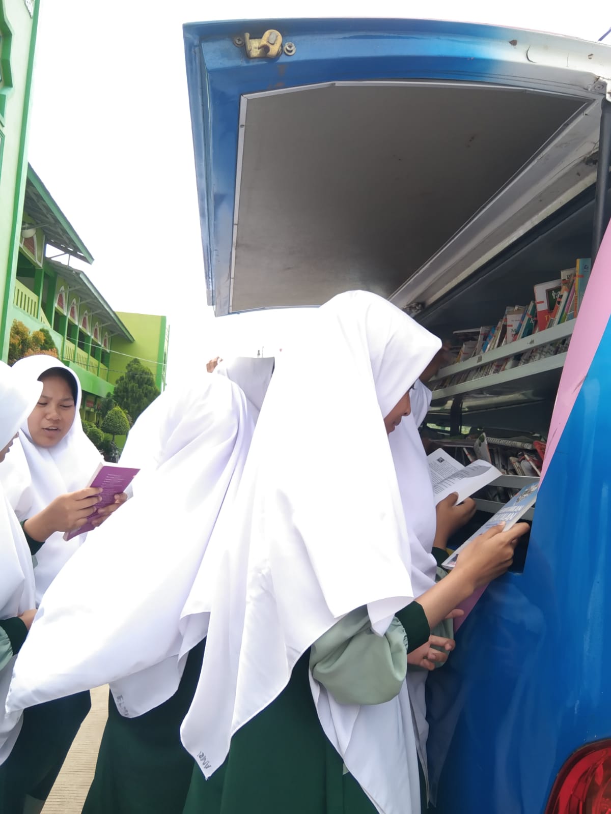 Asyiknya Santri Darul Mujahadah Membaca Buku PerpusDa