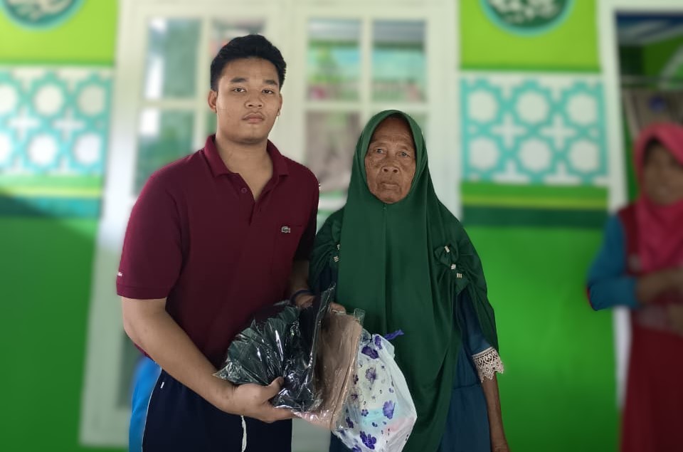 Bakti Sosial Pondok Pesantren Darul Mujahadah di Desa Prupuk Utara