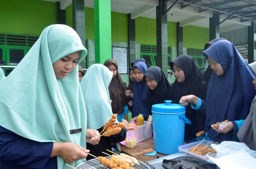 Belajar Berdagang Melalui Bazar OSDAM PUTRI 2024 Darul Mujahadah