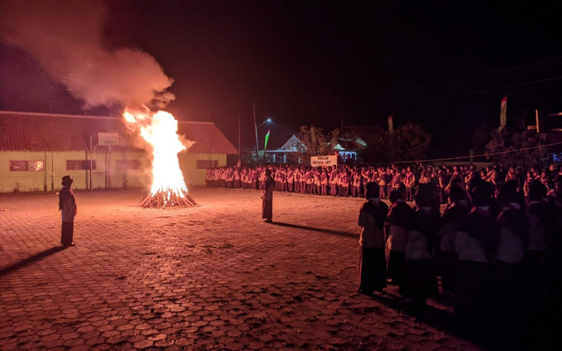 Gebyar Api Unggun di Bumi Perkemahan Darul Mujahadah