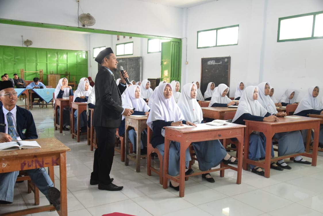 Goes To Campus bersama santri kelas 6 Pondok Pesantren Darul Mujahadah