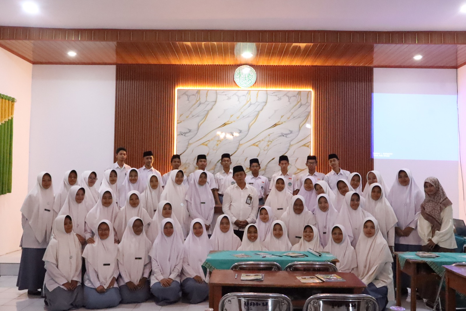 Goes to Campus Izfanna Generation Bersama IKPDM dan Universitas Mitr