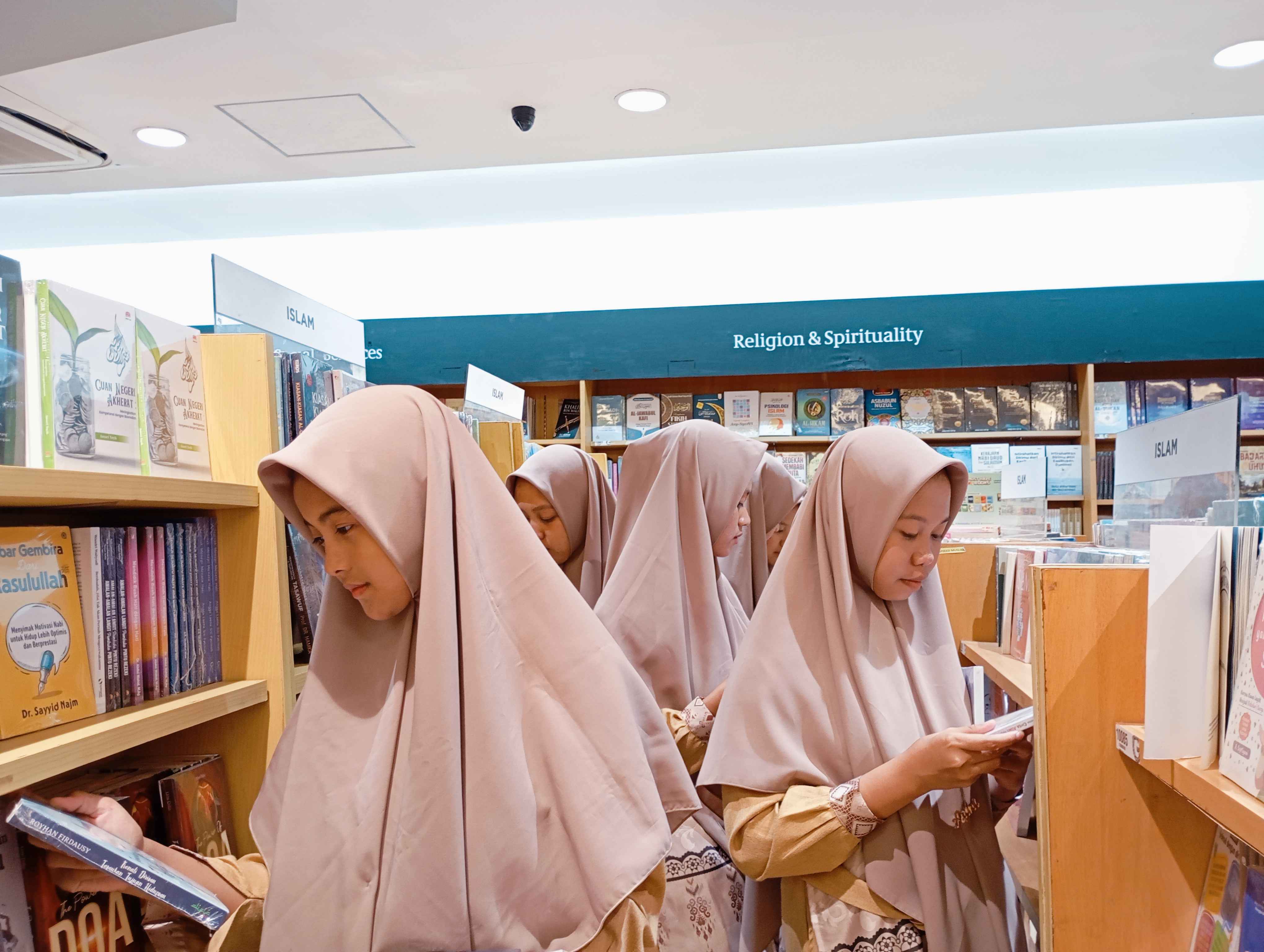 Improvement Generation Ikuti Rihlah Ilmiah dan Iqtishodiyah untuk Pengembangan Diri