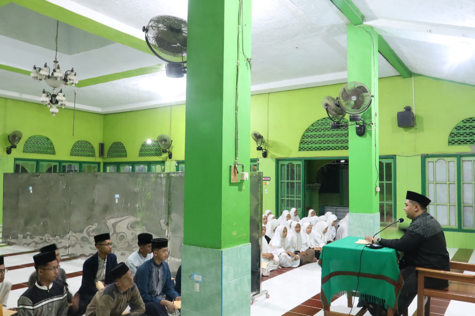 Kajian Kitab Iddatun Nasyi’in Warnai Malam Mukim Izfanna Generation
