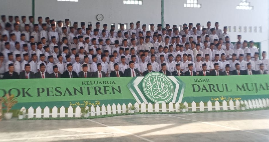 Kebersamaan dalam Bingkai: Perfotoan Tahunan Santri Darul Mujahadah 2025 Penuh Keceriaan