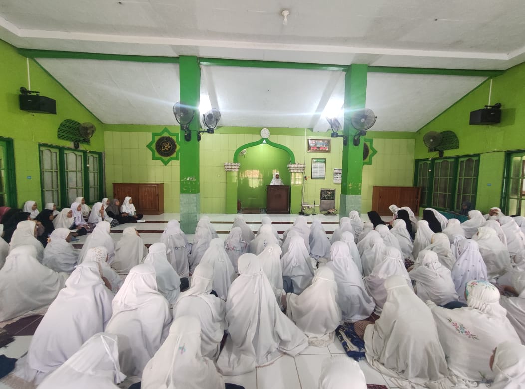 Kegiatan Khitobah Santri Kelas VI TMI