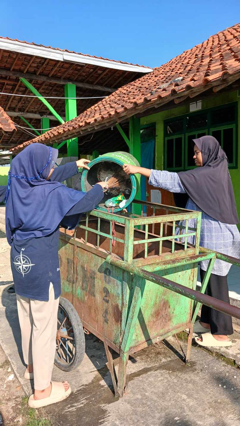 Kelas 6 TMI Gelar Kerja Bakti Menyambut Awal Aktivitas Pondok