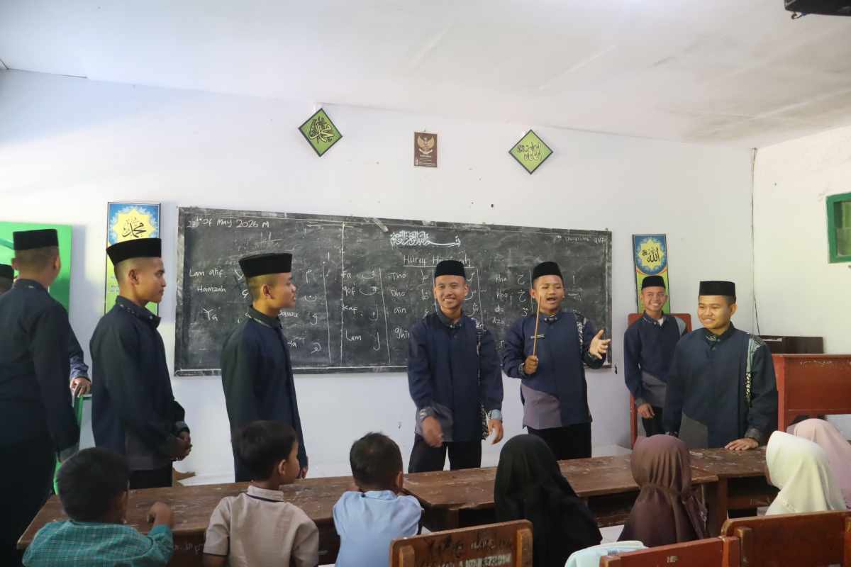 Khidmah Darul Mujahadah Resmi Dimulai, Santri Kelas 6 TMI Ajak Anak-anak Belajar dan Bermain 