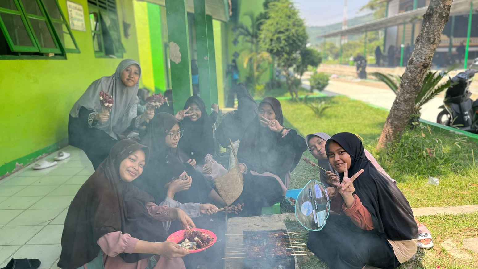 Khidmat Sholat Idul Adha dan Hangatnya Nyate Bareng Santri di Ponpes Darul Mujahadah