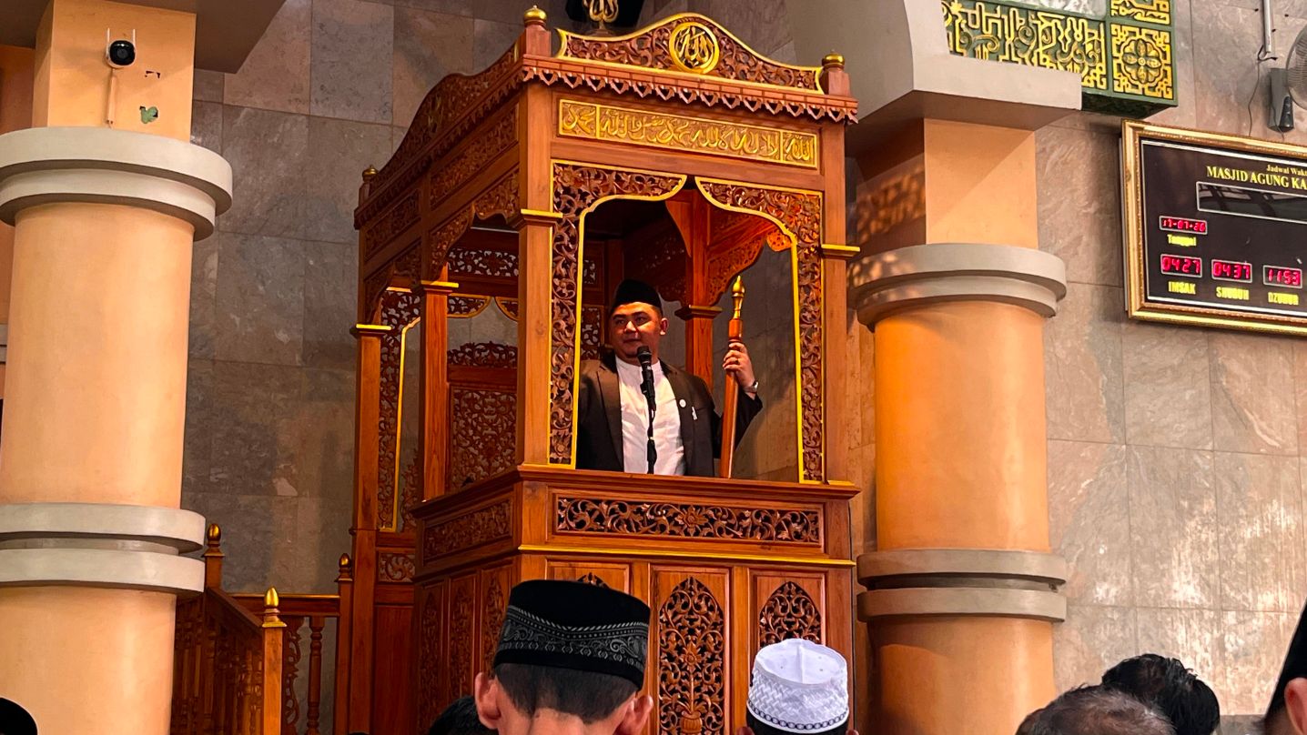 Khutbah Jumat di Masjid Agung Kabupaten Tegal, Pimpinan Pondok Ajak Jamaah Beribadah dengan Penuh Cinta