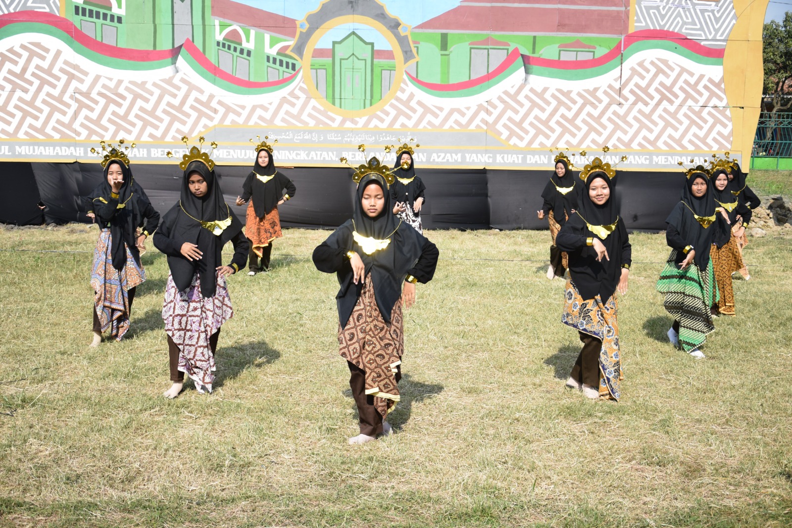 Kreasi Tari Santri Darul Mujahadah di Acara Apel Tahunan