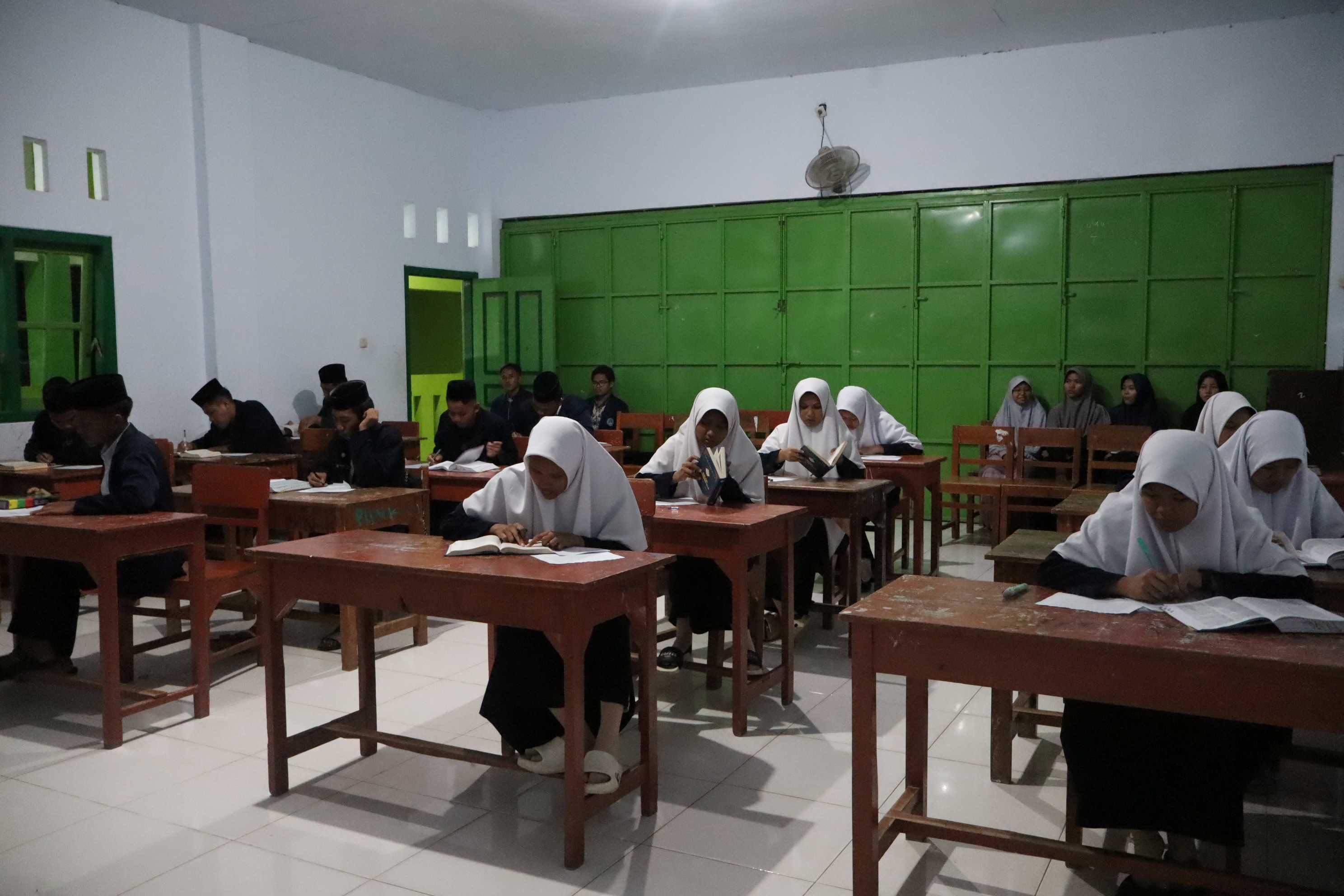 Lomba Menerjemah: Melatih Ketangkasan Berbahasa Santri Darul Mujahadah