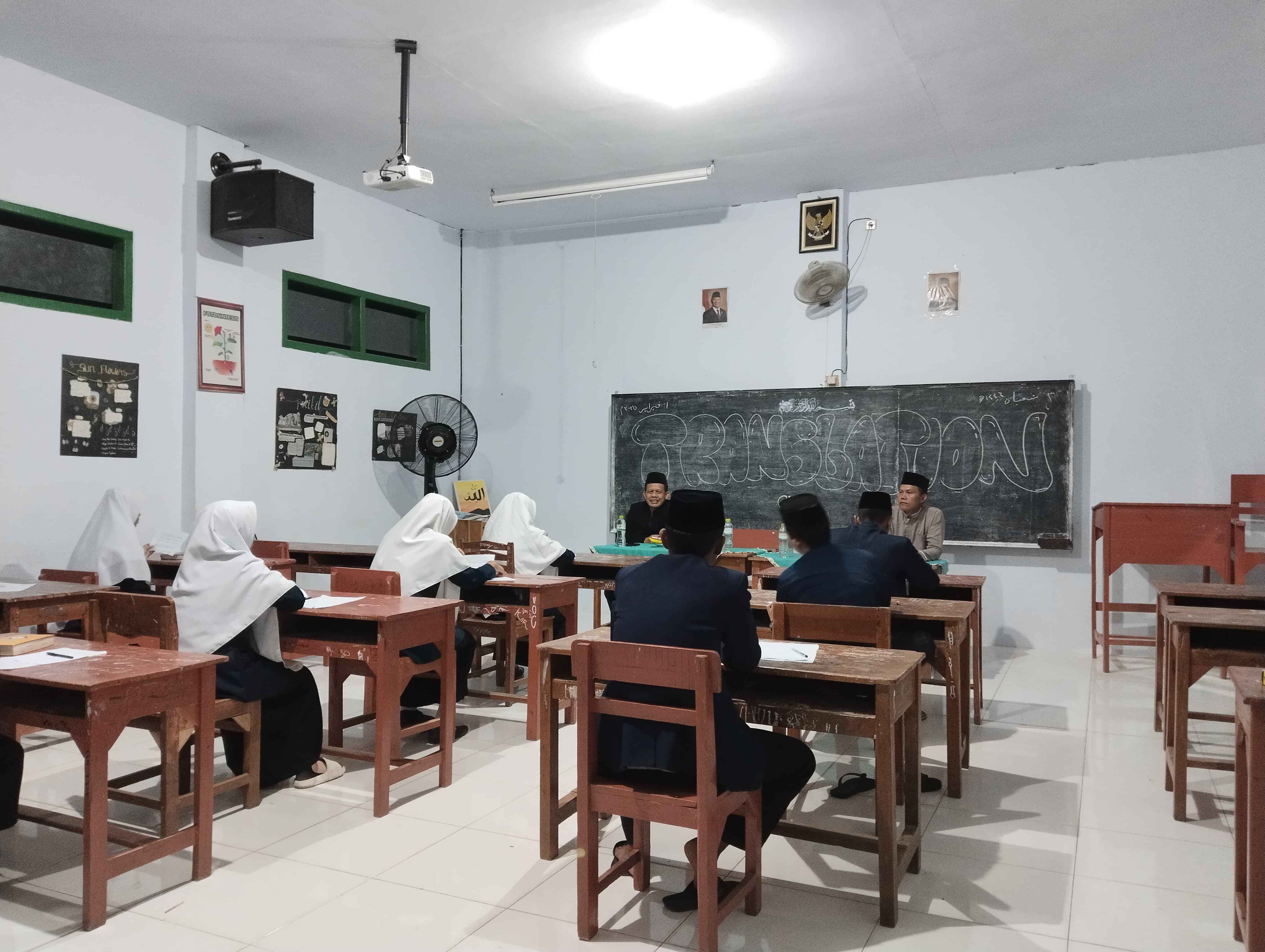 Lomba Menerjemahkan Bahasa di Pondok Pesantren Darul Mujahadah