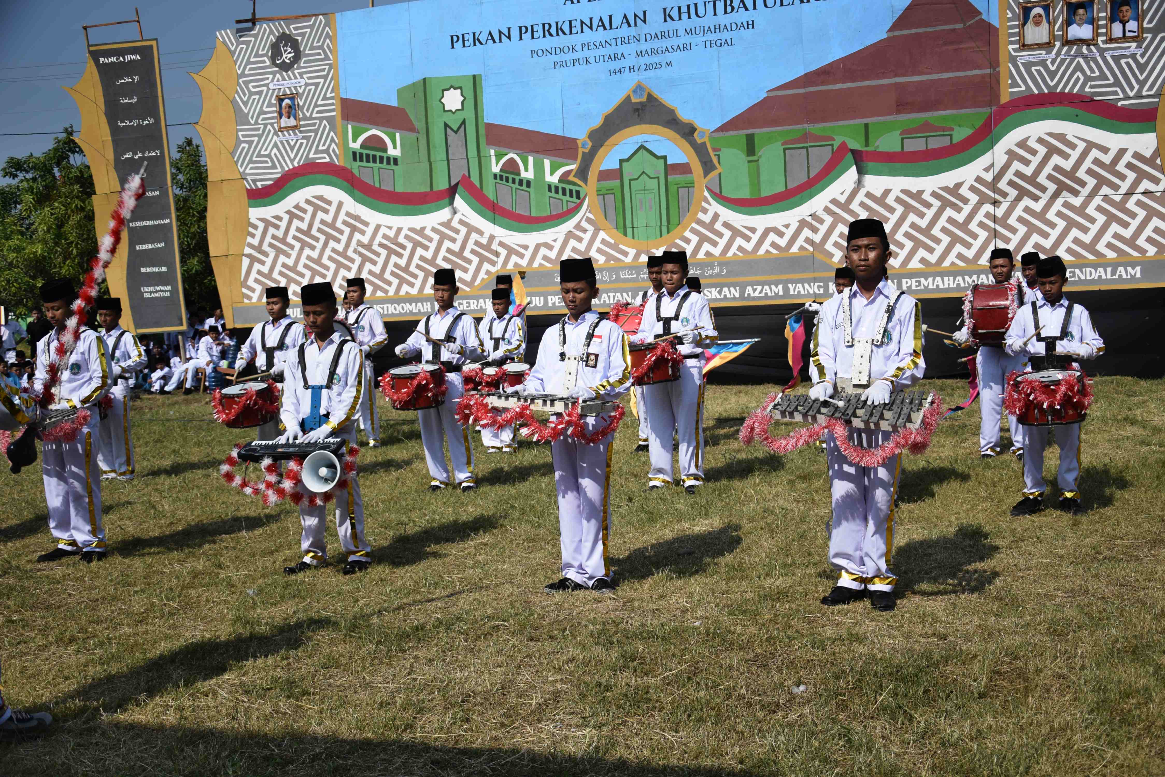 Marching Band Gema Nada Darul Mujahadah Meriahkan Apel Tahunan dengan Aksi Spektakuler?