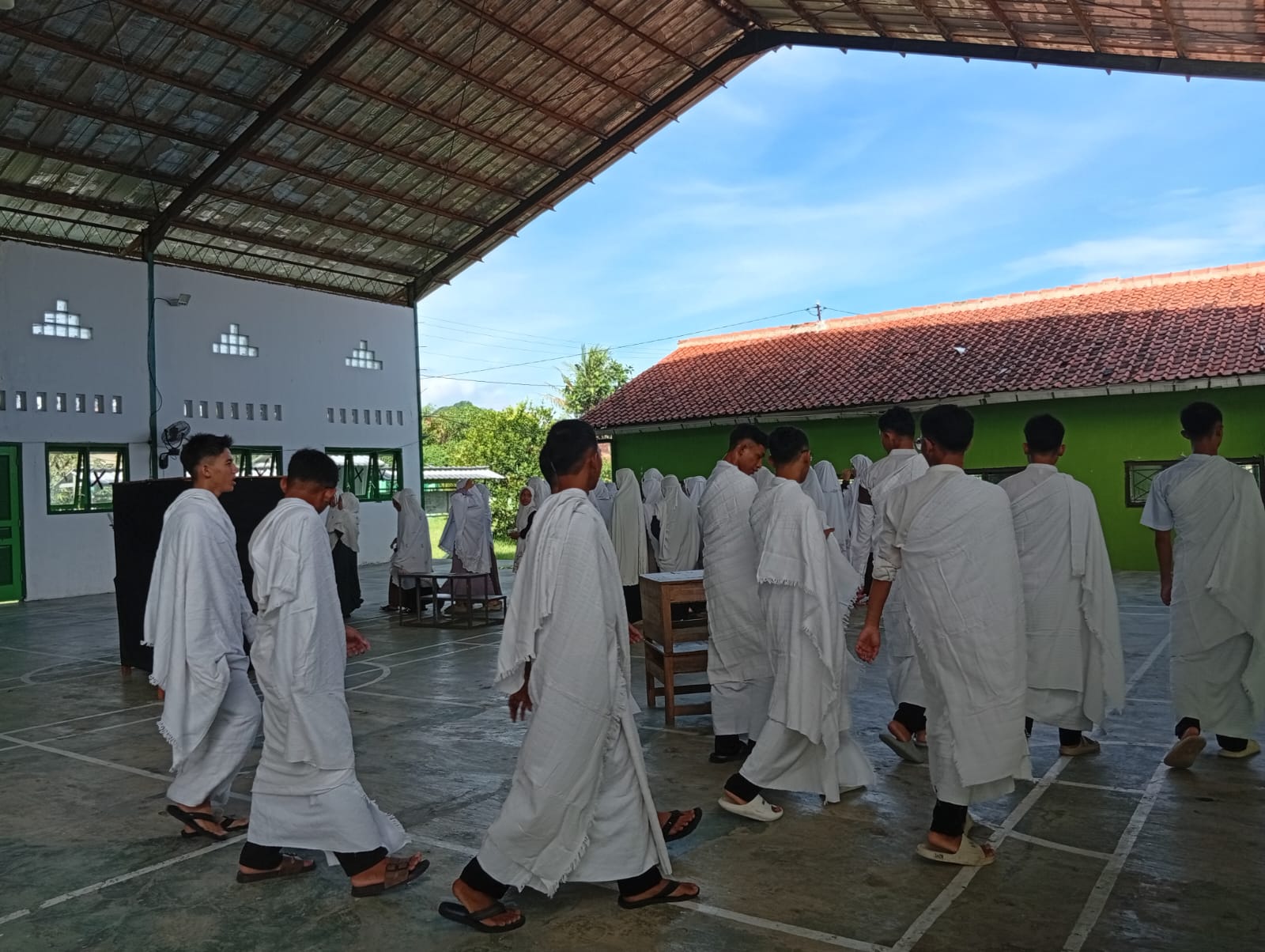 Menanamkan Cinta Ibadah Sejak Dini, Praktek Manasik Haji dan Umroh Izfanna Generation