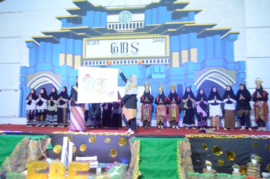 MENGENAL BUDAYA MELALUI GEBYAR BUDAYA SANTRI