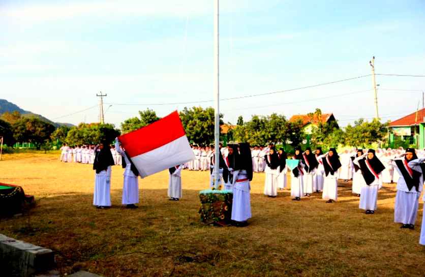 Merah Putih Berkibar, Semangat Santri Berkobar.