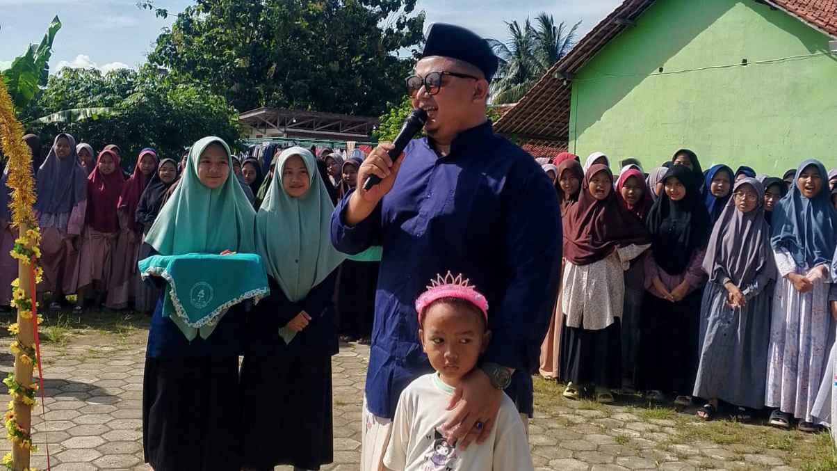 Pasar Siang Ala Santri Darul Mujahadah: Edukasi Ekonomi Melalui Bazar Time