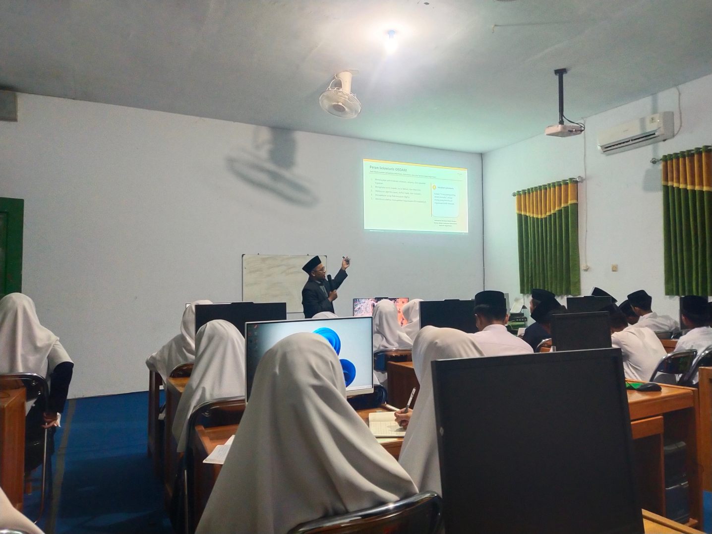 Pelatihan Kesekretariatan I Bekali Pengurus OSDAM Pondok Pesantren Darul Mujahadah dengan Keterampilan Administrasi