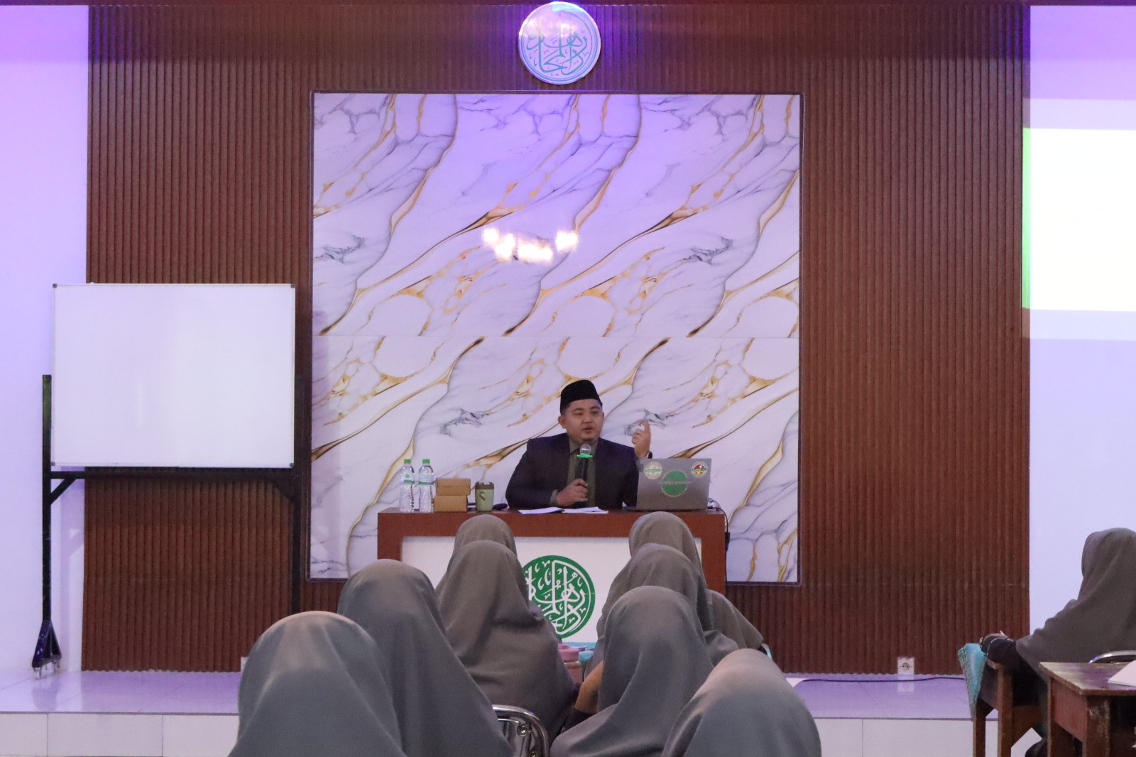 Pembekalan Amaliyah Tadris Izfanna Generation Melatih Mental Santri Kelas 6 Sebelum Terjun ke Masyarakat