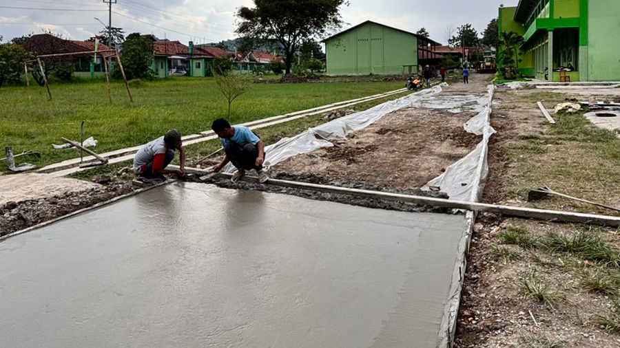 Perbaikan Jalan Asrama Santri di Ponpes Darul Mujahadah