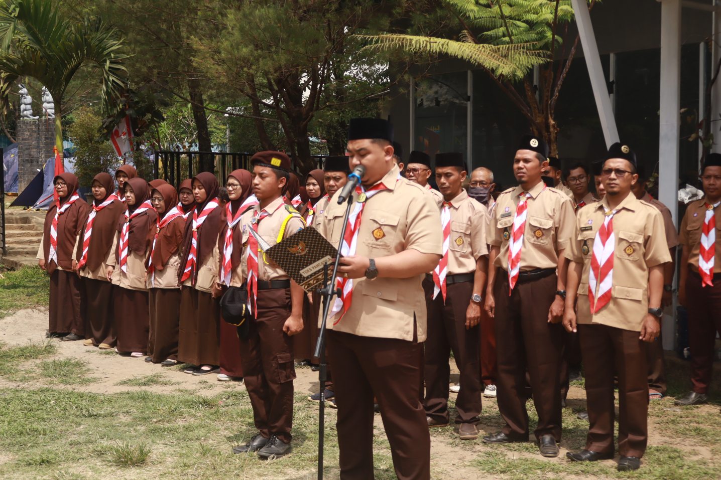 Pimpinan Pondok Pesantren Darul Mujahadah Buka Darul Mujahadah Camp di Pancaripis Bumi Jawa