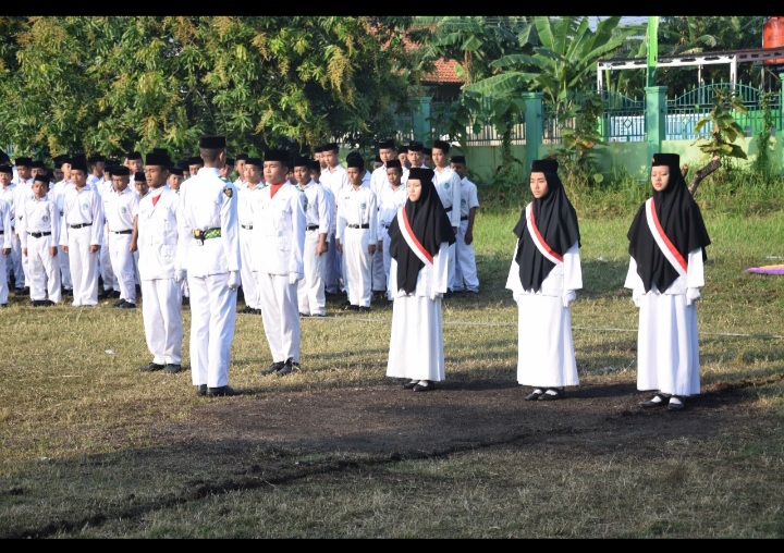 Santri Darul Mujahadah Gelar Upacara 17 Agustus dengan Khidmat