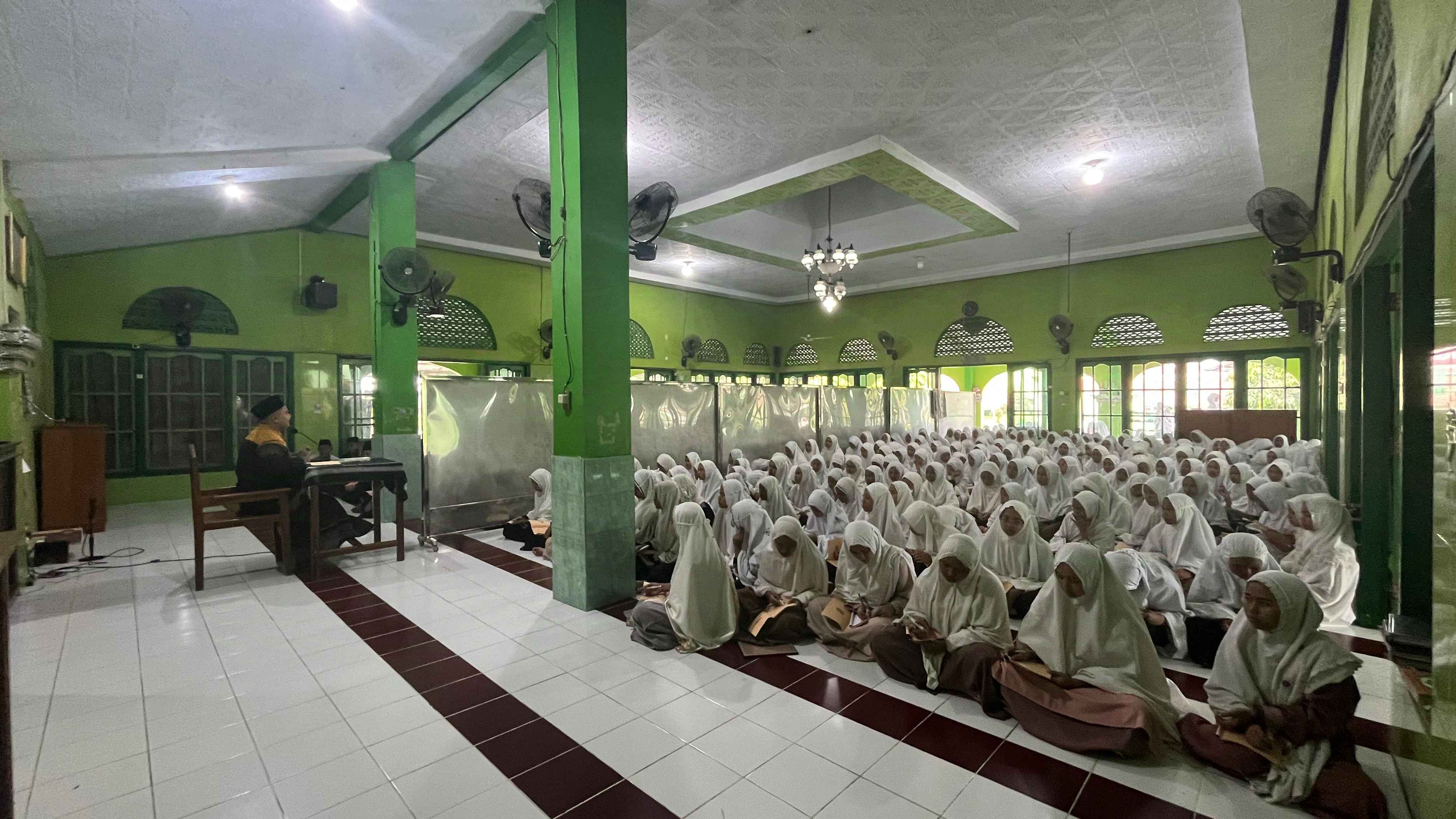 Santri Darul Mujahadah Ngaji Kitab Karya Imam Al-Ghazali