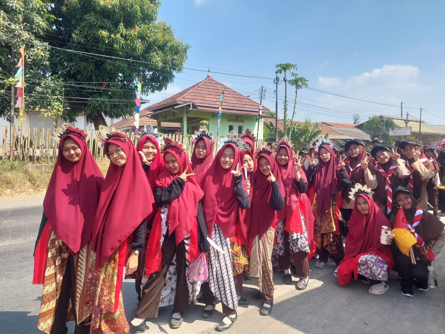 Santri Pondok Pesantren Darul Mujahadah Ikuti Karnaval Tingkat Desa Prupuk Utara