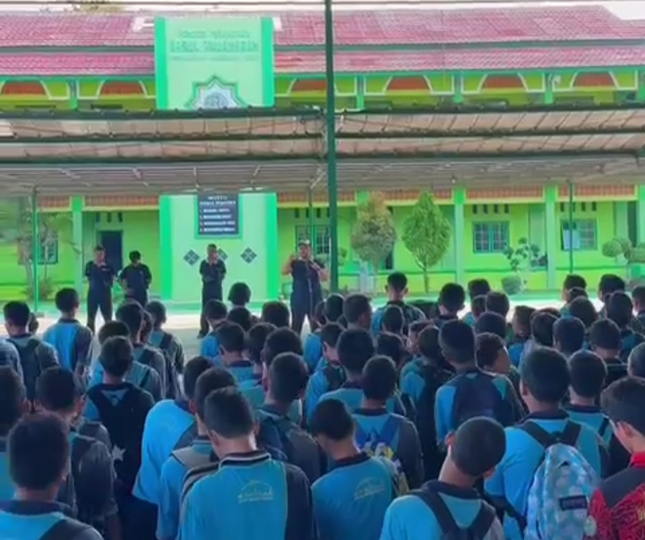 Santri Putra Ponpes Darul Mujahadah Seru-Seruan di Walicung Park Paguyangan Brebes