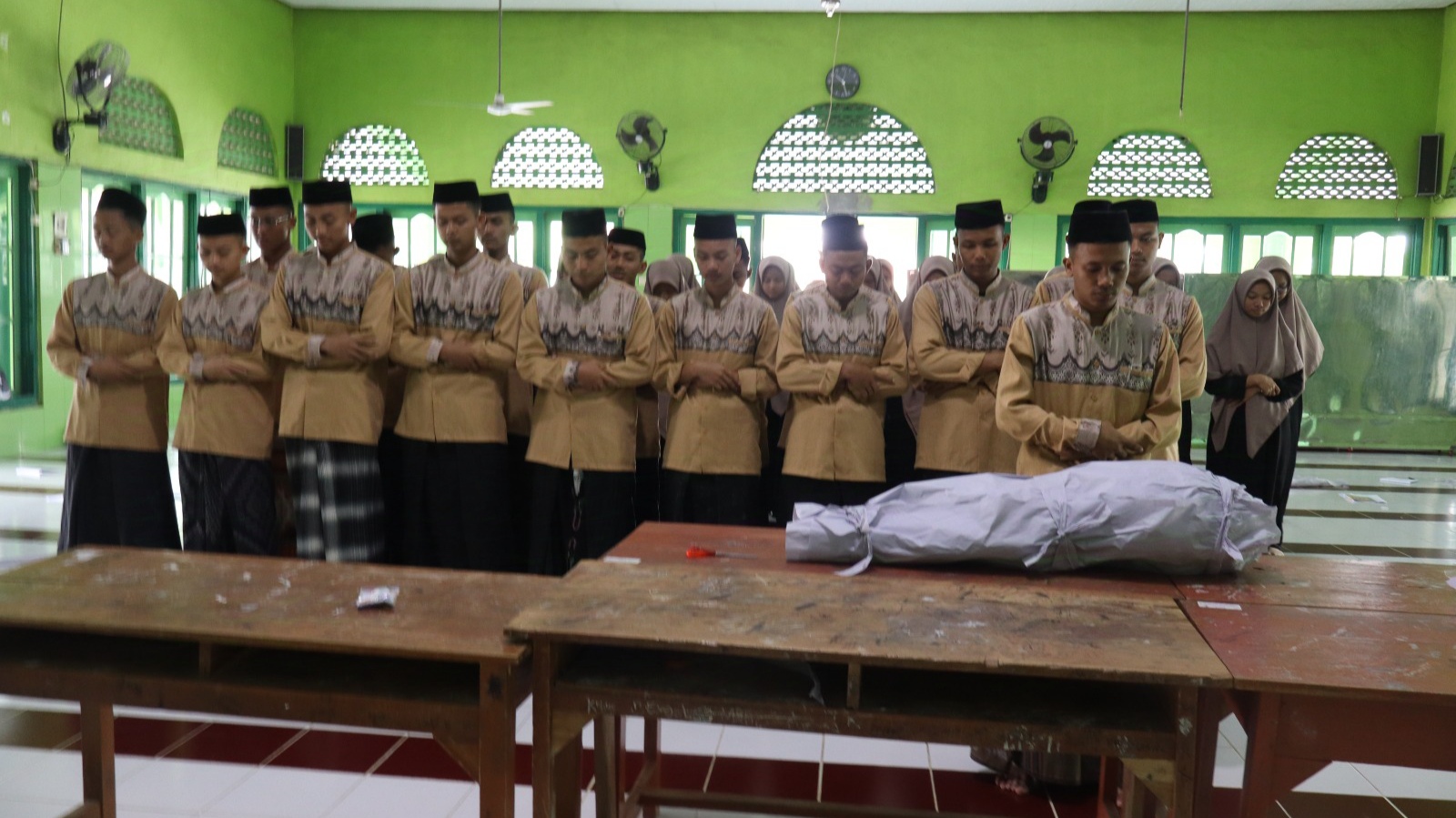Santri Serba Bisa: Improvement Generation Mengikuti Praktek Pemulasaraan Jenazah Bersama Pak Miftah di Masjid Abu Bakar