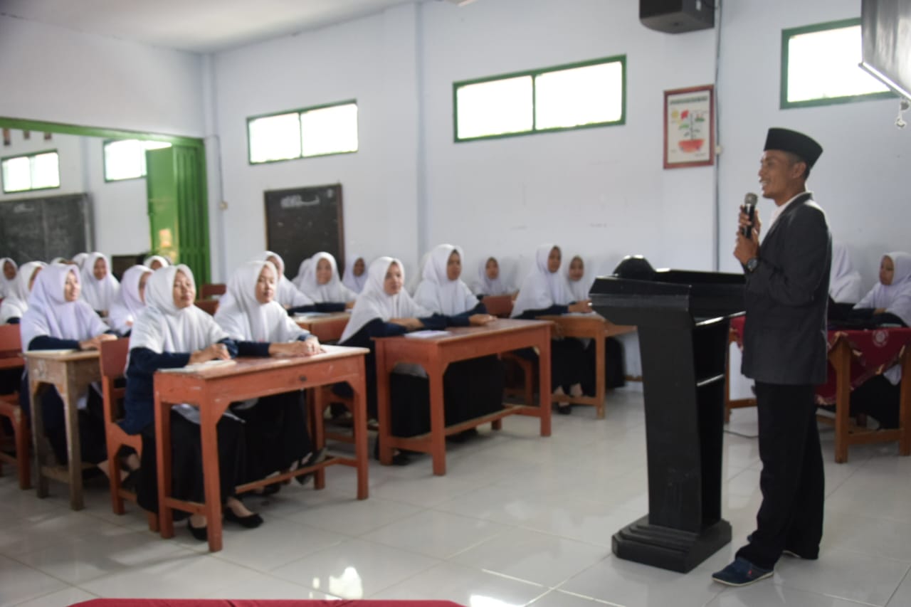 Semangat Santri Kelas 6 TMI melakukan Seminar Pertama