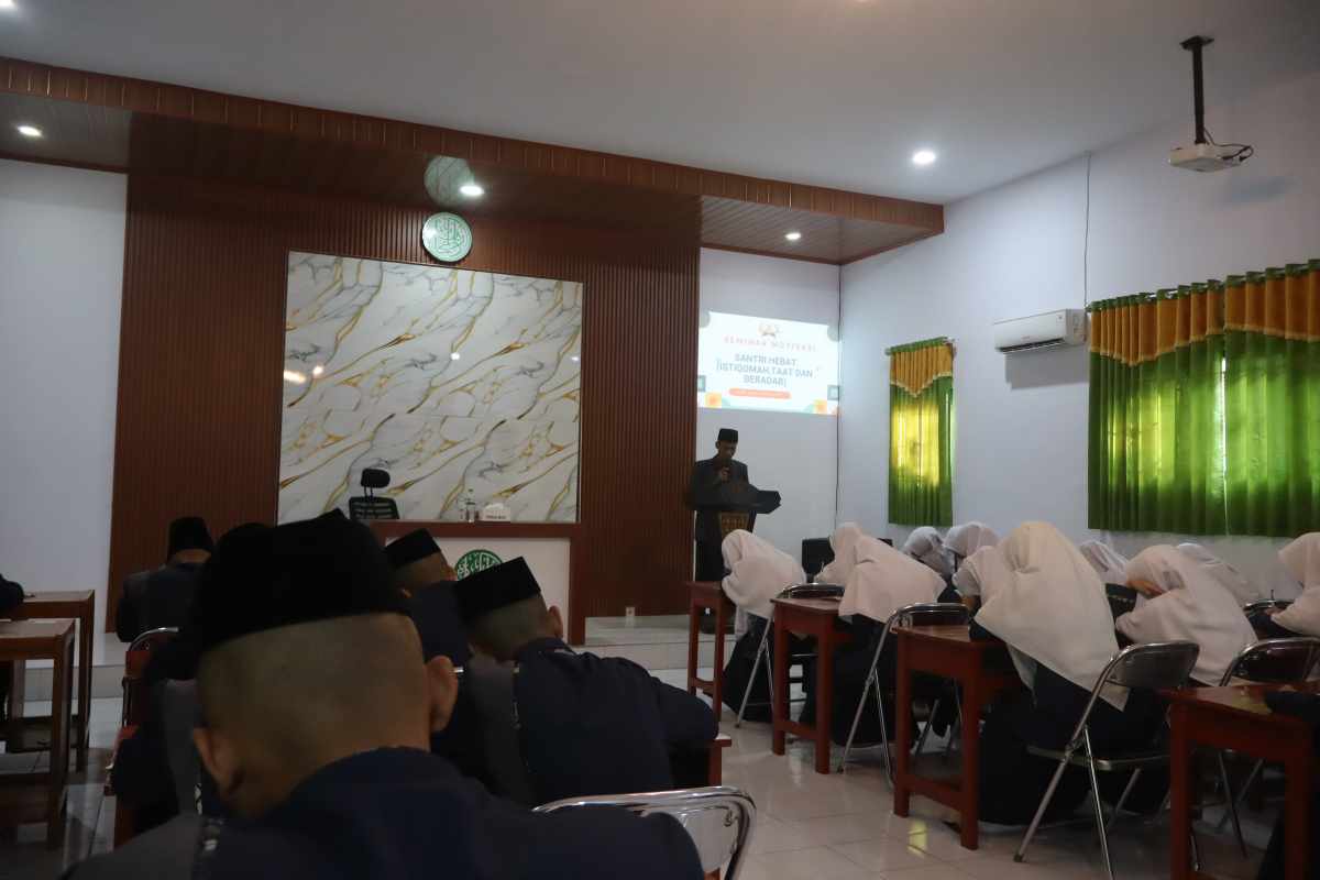 Seminar ITB: Menumbuhkan Karakter Santri yang Istiqomah, Taat dan Beribadah 