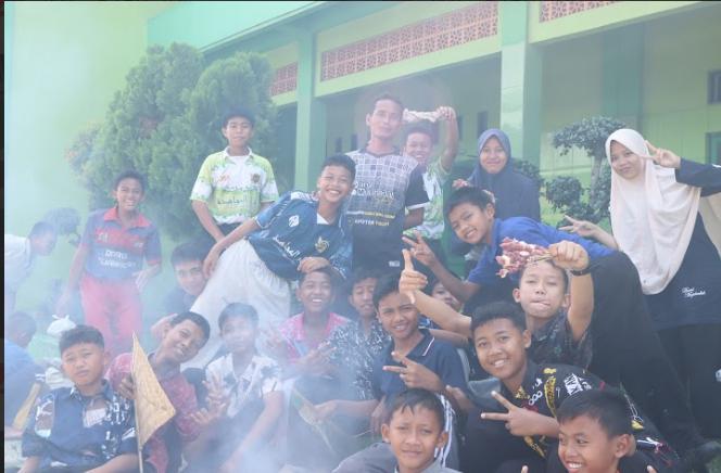 Serunya Kebersamaan Santri dan Wali Kelas dalam Acara Bakar Sate Idul Adha di Pondok Pesantren Darul Mujahadah