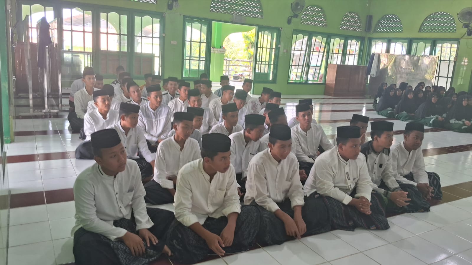 Tasyakuran Santri Kelas 3 TMI Darul Mujahadah Berlangsung Khidmat dan Penuh Haru