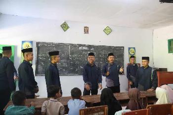Khidmah Darul Mujahadah Resmi Dimulai, Santri Kelas 6 TMI Ajak Anak-anak Belajar dan Bermain 