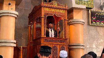 Khutbah Jumat di Masjid Agung Kabupaten Tegal, Pimpinan Pondok Ajak Jamaah Beribadah dengan Penuh Cinta