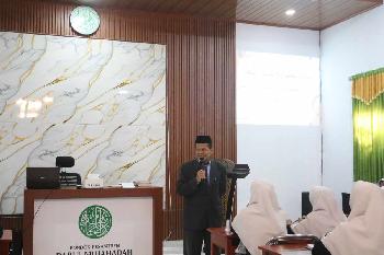 Language Is Our Crown: Menguasai Bahasa sebagai Mahkota Santri Berprestasi 