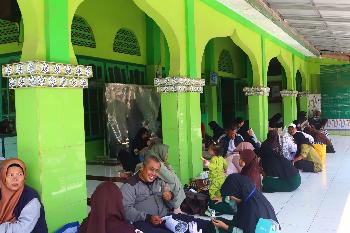 Penjengukan Santri Putri Pondok Pesantren Darul Mujahadah, Momentum Melepas Rindu dengan Keluarga