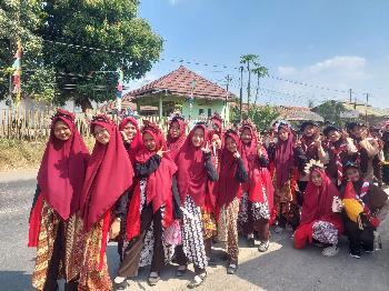 Santri Pondok Pesantren Darul Mujahadah Ikuti Karnaval Tingkat Desa Prupuk Utara