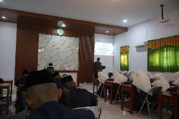 Seminar ITB: Menumbuhkan Karakter Santri yang Istiqomah, Taat dan Beribadah 