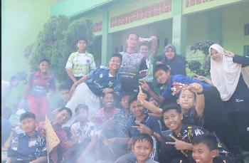 Serunya Kebersamaan Santri dan Wali Kelas dalam Acara Bakar Sate Idul Adha di Pondok Pesantren Darul Mujahadah