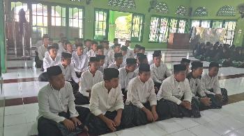 Tasyakuran Santri Kelas 3 TMI Darul Mujahadah Berlangsung Khidmat dan Penuh Haru