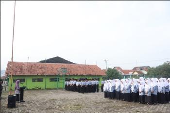 Upacara Pembukaan Ujian Akhir Santri TMI Pondok Pesantren Darul Mujahadah Berlangsung Khidmat