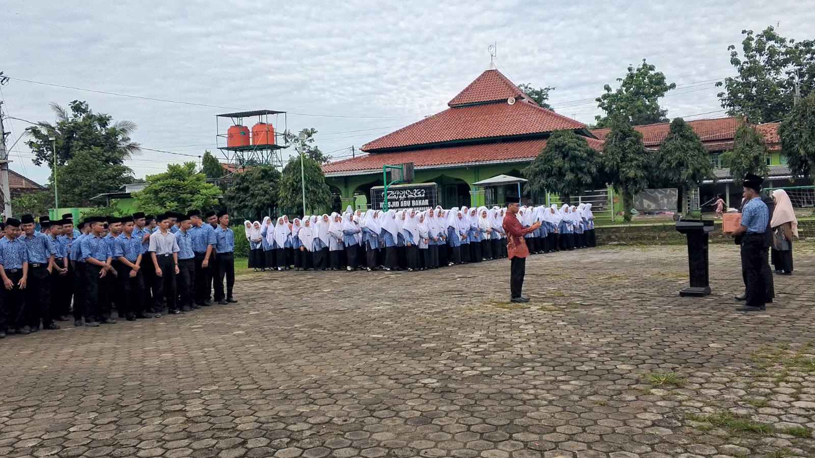 Upacara Pembukaan Semester Genap 2024/2025 di Pondok Pesantren Darul Mujahadah: Semangat Baru untuk Mencetak Generasi Unggul