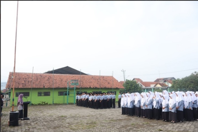 Upacara Pembukaan Ujian Akhir Santri TMI Pondok Pesantren Darul Mujahadah Berlangsung Khidmat